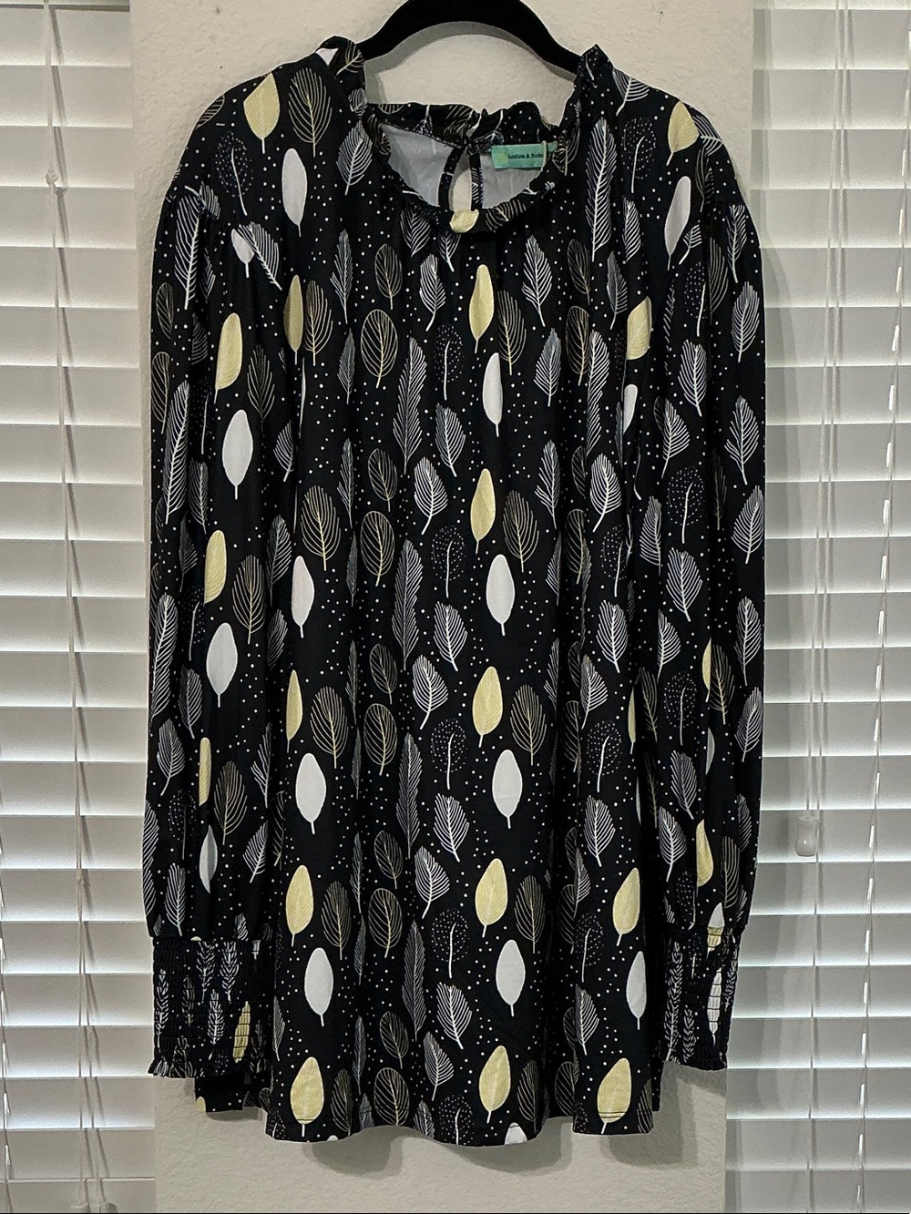 NWT Sunshine & Rodeos Feather Leaf Print Long Sleeve Blouse Top